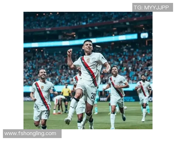 镜头捕捉：曼城赛场小动作引发热议